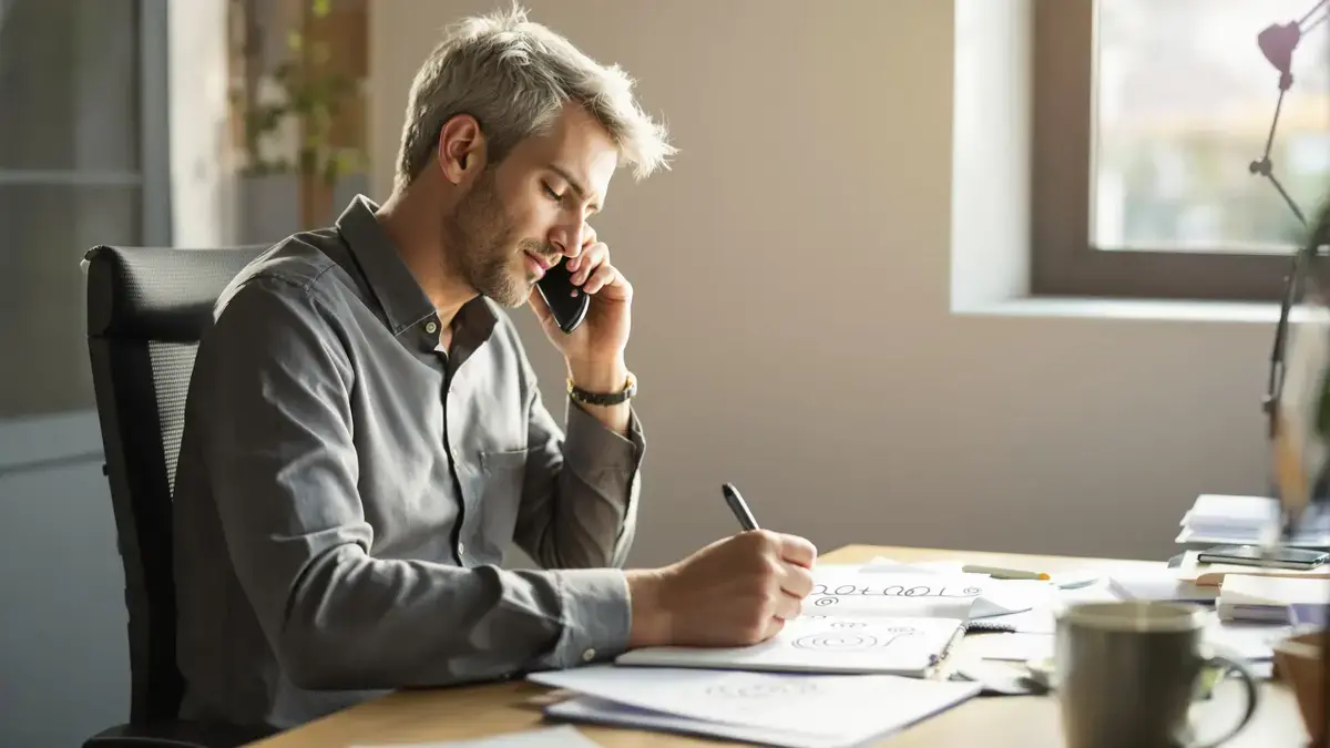 Odborníci se shodují: ti, kdo si při telefonátech čmárají, mohou přehlédnout důležité informace a ztratit soustředění